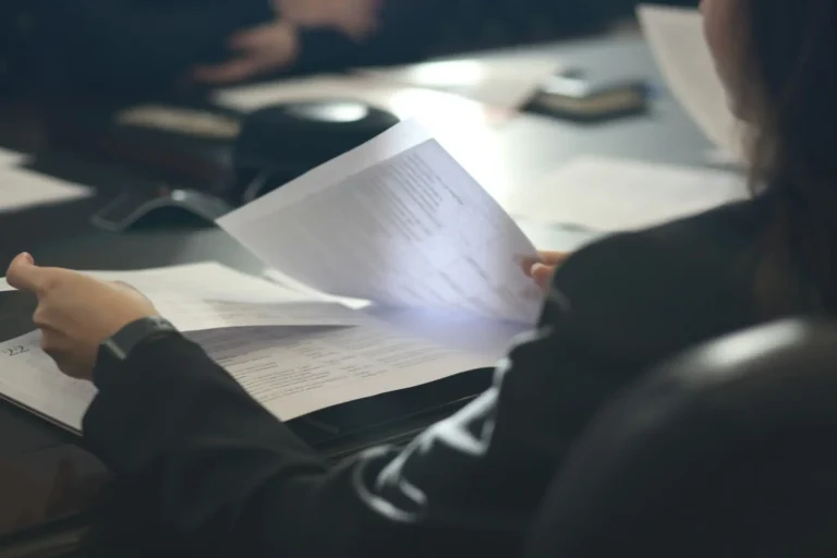 Personne qui consulte des documents