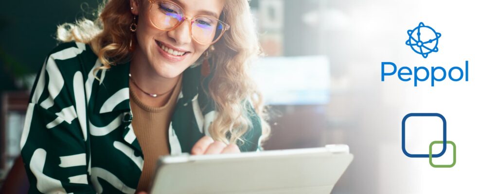 Femme qui travaille à son ordinateur portable, souriante, logo peppol et Depauw et associés