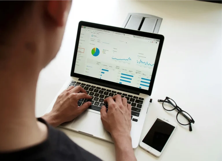 Personne qui consulte des graphiques sur un pc portable