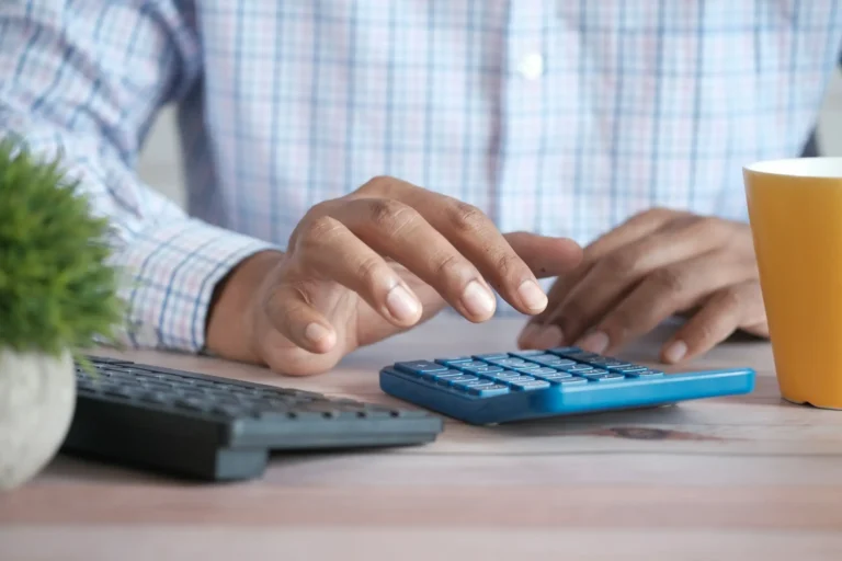 Personne qui tape sur une calculatrice